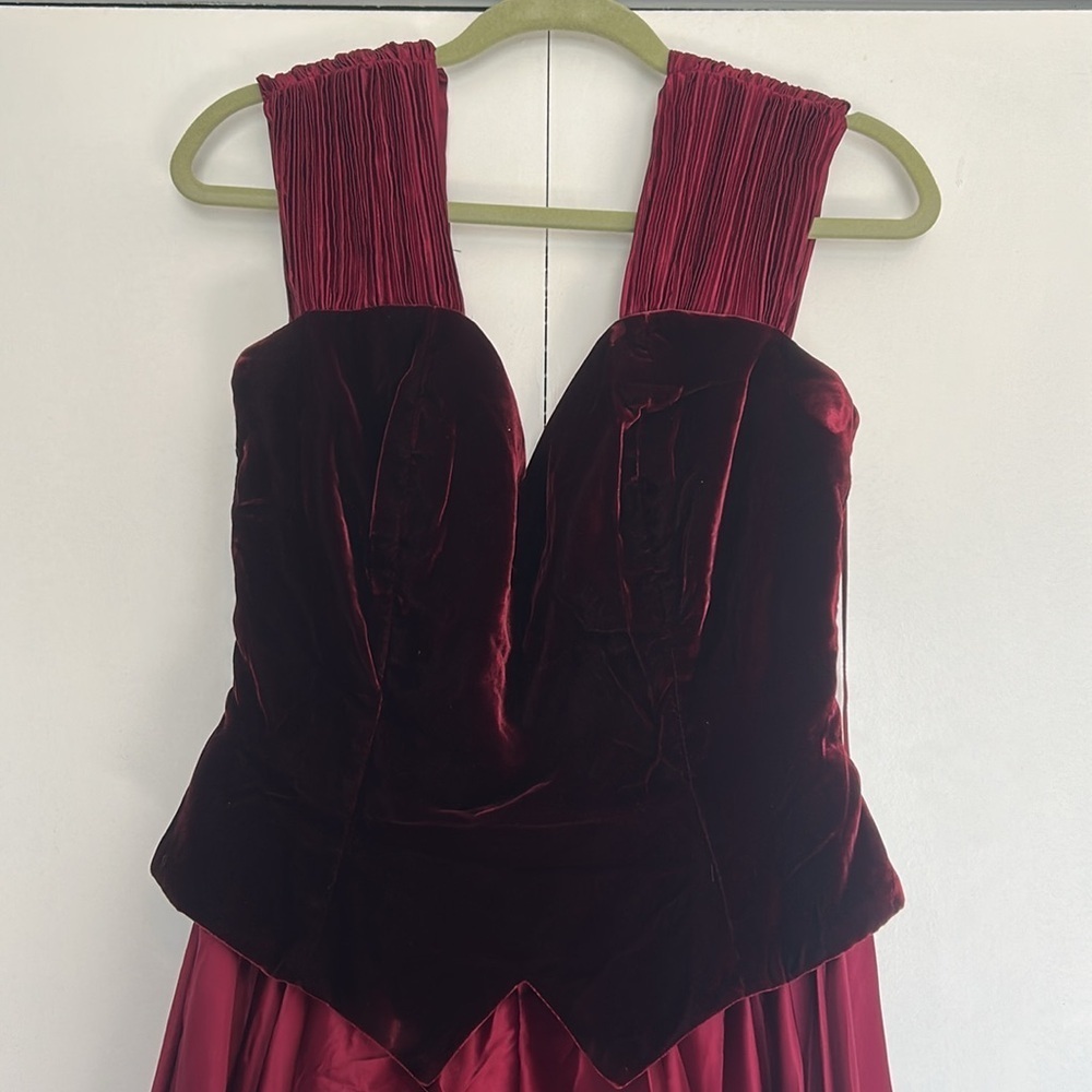 Les Robbs - Elegant Burgundy Strapless Dress - Picture 2 of 6